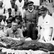 Científicos y marineros posan con un celacanto de 54 kilos capturado en la costa de Madagascar en 1953
